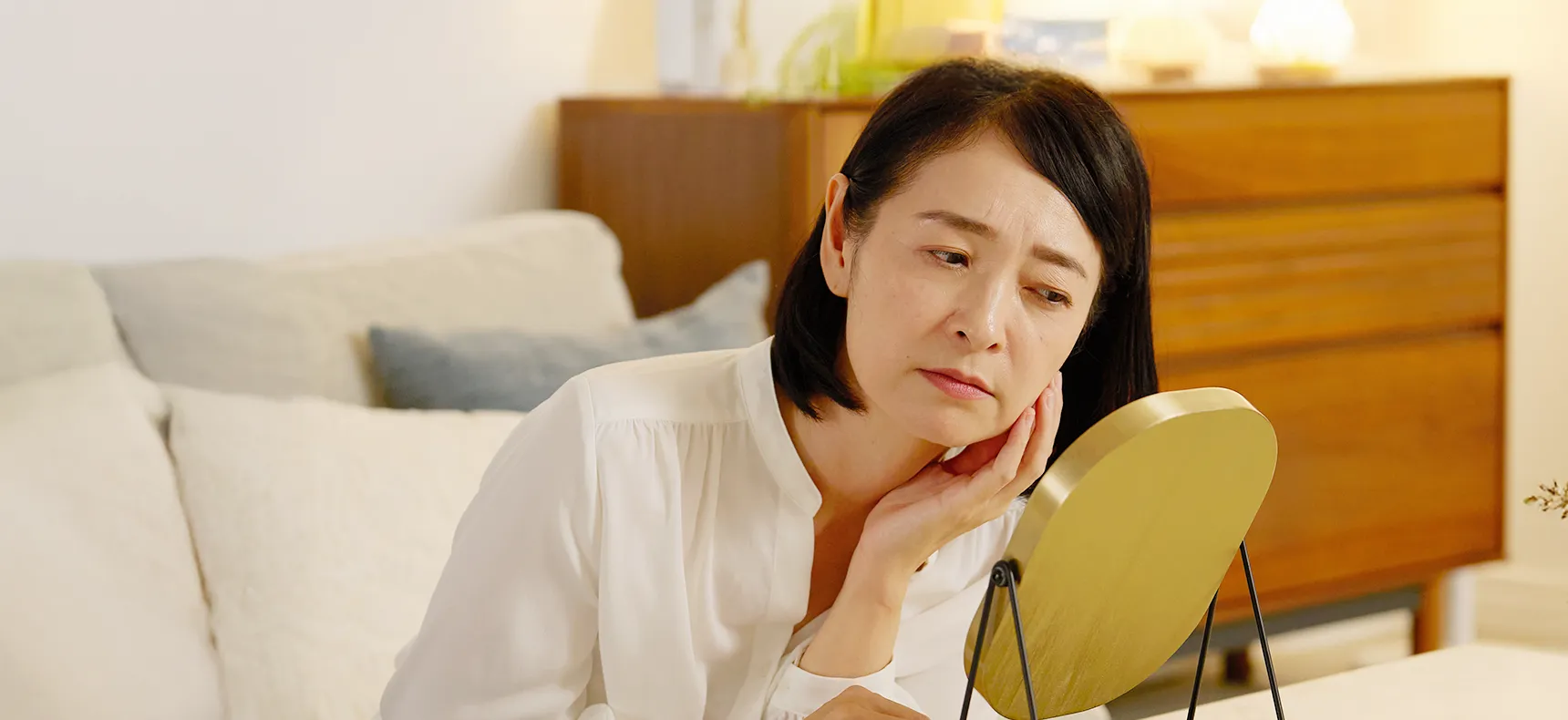 シミで悩む女性